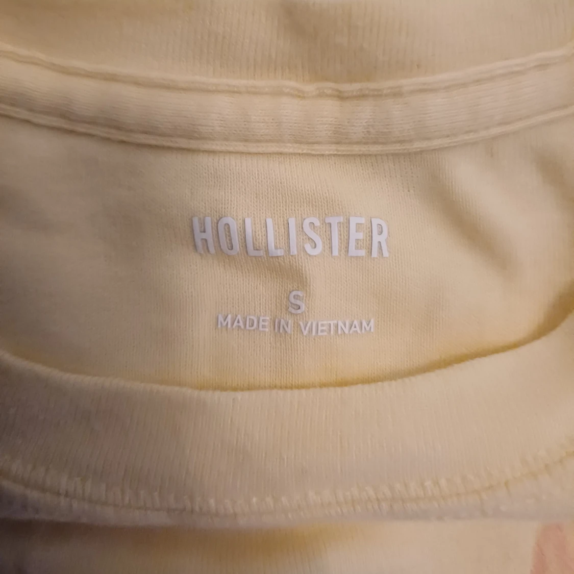 Gul blommig t-shirt från Hollister - 2