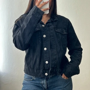 Svart jeansjacka från 157, storlek M - Svart jeansjacka från 157 med klassisk krage, silverfärgade knappar. Liten i storleken, skulle säger att den är mer som en S! Passar superfint och nästan oanvänd. Skriv vid frågor 🥰