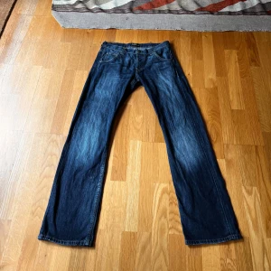 Lee flint jeans - Vardagliga snygga jeans från Lee i straight passform men vid benöppning. Passar dig som är länge, runt 190.