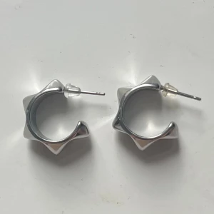 Edblad örhängen  - Säljer ett par silver örhängen från Edblad pga att jag passar bättre i guld. Inga defekter och är i väldigt bra skick💕 Pris han diskuteras!