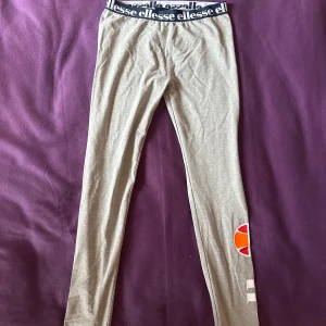 Grå leggings från Ellesse - Snygga grå leggings från Ellesse. Mjukt och stretchigt material i bomull och polyester, perfekt för chill eller träning. 🙃