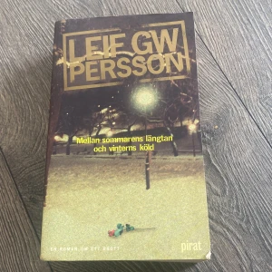 Mellan sommarens längtan och vinterns köld - En spännande kriminalroman av Leif GW Persson där du får följa polisutredaren Lars Martin Johansson genom Sveriges största mordutredning. Perfekt för dig som gillar deckare med smart intrig, mörk humor och insyn i polisens värld.