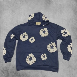 Blå hoodie från Denim Tears med blommor - Säljer en mörkblå(navy blue)hoodie från Denim Tears  om du vill diskutera priset prata med mig jag fixar