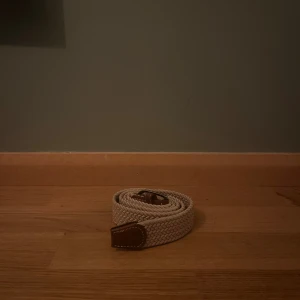 Flätat bälte Beige - Säljer detta flätade bälte i 110cm. Mycket bra skick. Skriv vid funderingar eller frågor🙏🏼🙏🏼