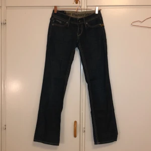G-Star Raw bootcut jeans mörkblå - Vintage mörkblå jeans från G-Star Raw med bootcut ben. Broderade bakfickor och logga på fickan fram. Jeansen har tight passform och är tillverkade i slitstarkt denimtyg. Jeansen finns ej kvar på hemsidan och är i bra skick!! Osäker på storlek men passar på mig som är en XS!!!
