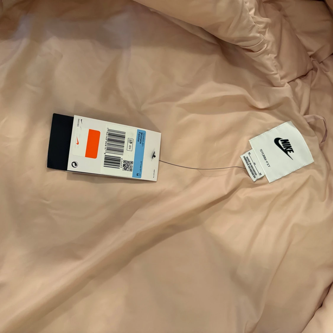 Ljusrosa pufferjacka från Nike - 1