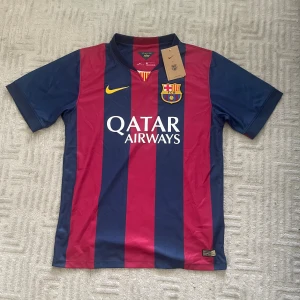 Barcelona 14/15 hemmatröja - Säljer nu min splitternya barcelona tröja från en av deras bästa säsonger någonsin, 14/15. Nyskick, aldrig använd med tags fortfarande kvar. Storlek M. Vid fler frågor eller funderingar är det bara att skriva!