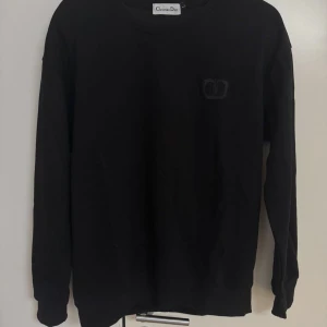 Di0r tröja  - Säljer denna tröja då den ej passar längre, tröjan är i mycket bra skick och är i storlek L men är liten i storlek så den passar även M/S