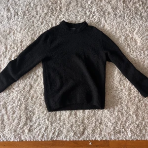 Stickad tröja H&M - Jätte snygg svart stickad tröja från H&M. Perfekt nu till hösten. Storlek S 