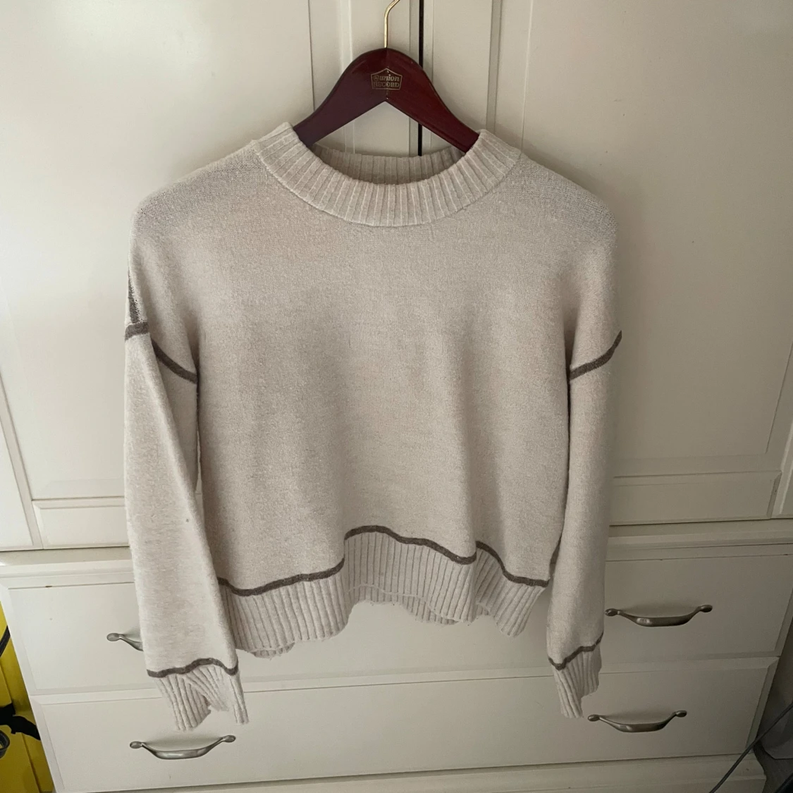 Beige stickad tröja med kontrastsömmar