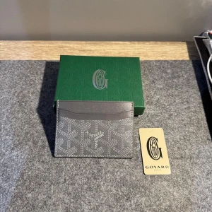 Grå plånbok - Grå plånbok från goyard i nytt skick, goyard kortet medkommer,  skriv till mig vid intresse!