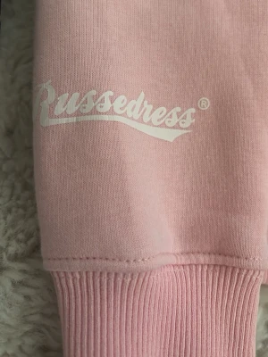 Russemerch Huddie rosa  -  En russemerch tröja som är rosa använd två gånger🥰