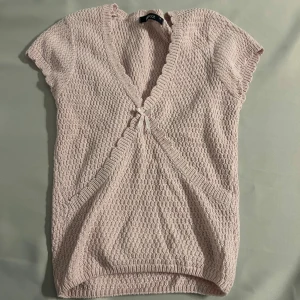 Gullig topp - Säljer en super gullig bebisrosa stickad topp ifrån Gina tricot. I strl XS. Har fin design och rosett på framsidan och passar till alla tillfällen. Aldrig använd-helt ny. 