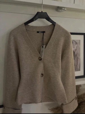 Stickad beige kofta från Gina - Aldrig använd storlek S