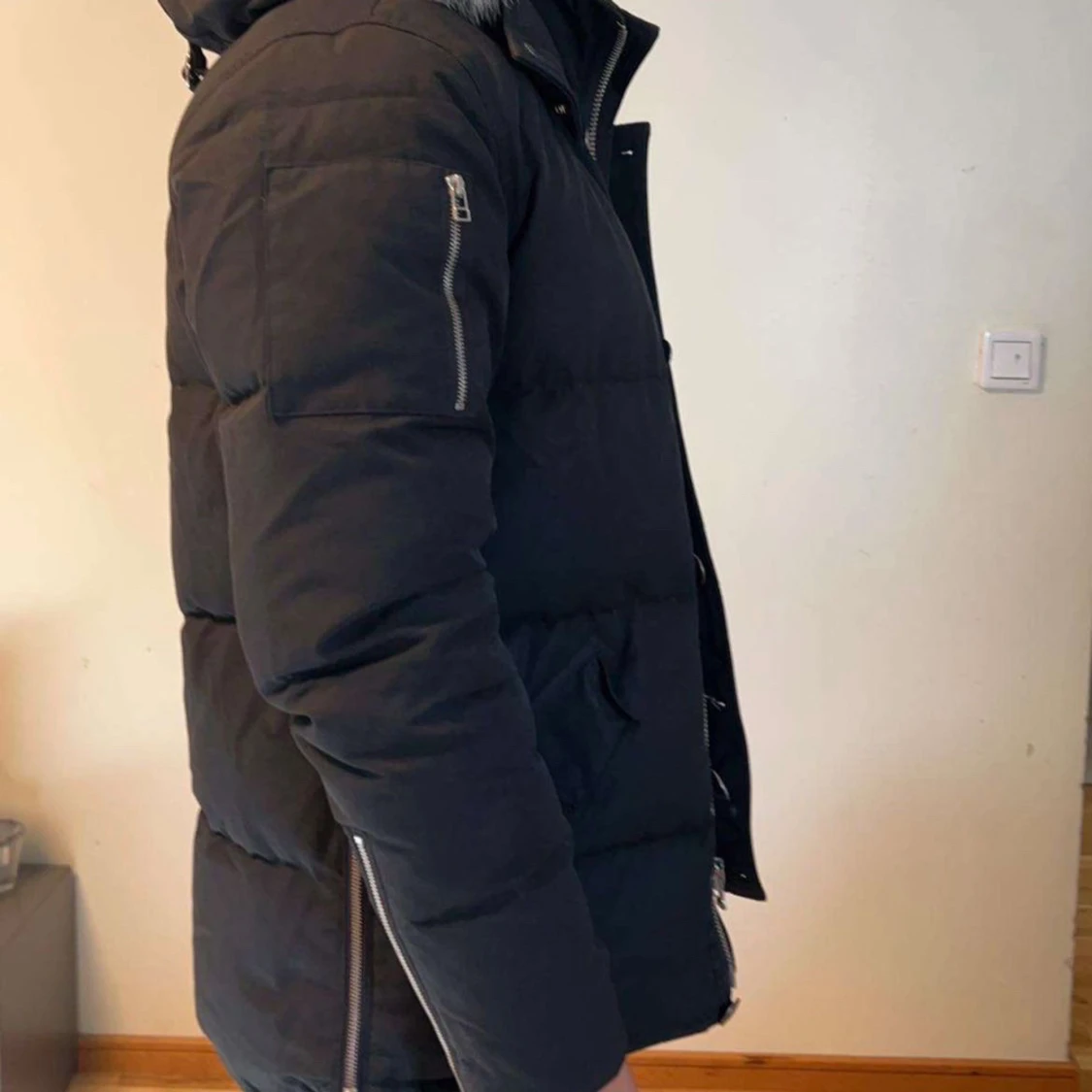 Svart dunjacka med päls från Moose Knuckles - 2