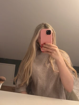 Beige stickad topp med halvärm - Mysig beige stickad topp med halvärm och rund hals. Perfekt för lager på lager och enkel att matcha med olika stilar. Mjuk och skön känsla, passar till både jeans och kjol.