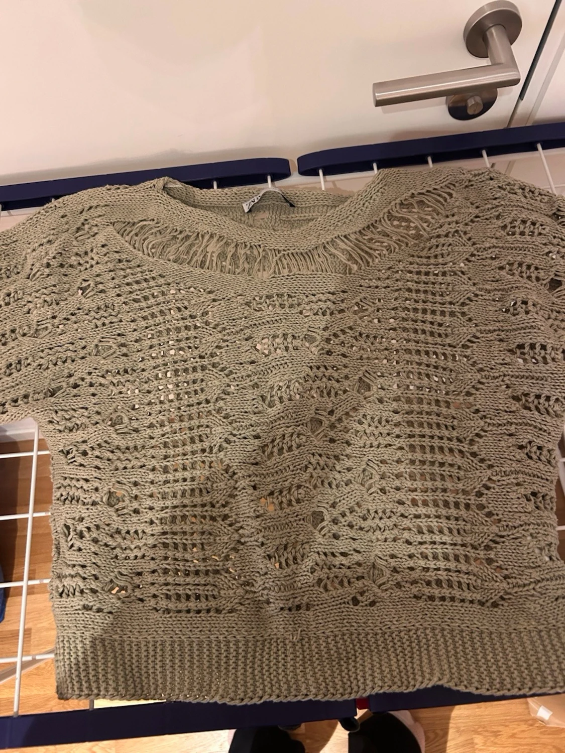 Beige stickad tröja med hålmönster