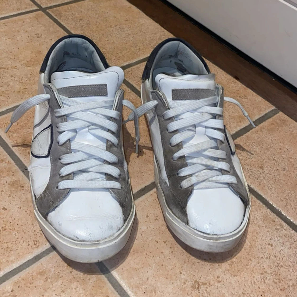 Philippe Model vita sneakers med grå detaljer - 4