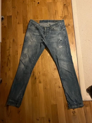 Dondup jeans - Sköna dondup jeans med najs slitningar. Storlek 35 men sitter bättre på 33- 34 som jag själv har . Kom med frågor