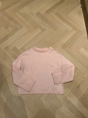 Ljusrosa stickad tröja från 157 - Säljer denna stickad tröja ifrån lager157 i st S. Tröjan kan vara lite nopprig men de ska gå att få bort med noppermaskin eller rakhyvel. Skriv om ni vill ha bild på💕 pris kan diskuteras