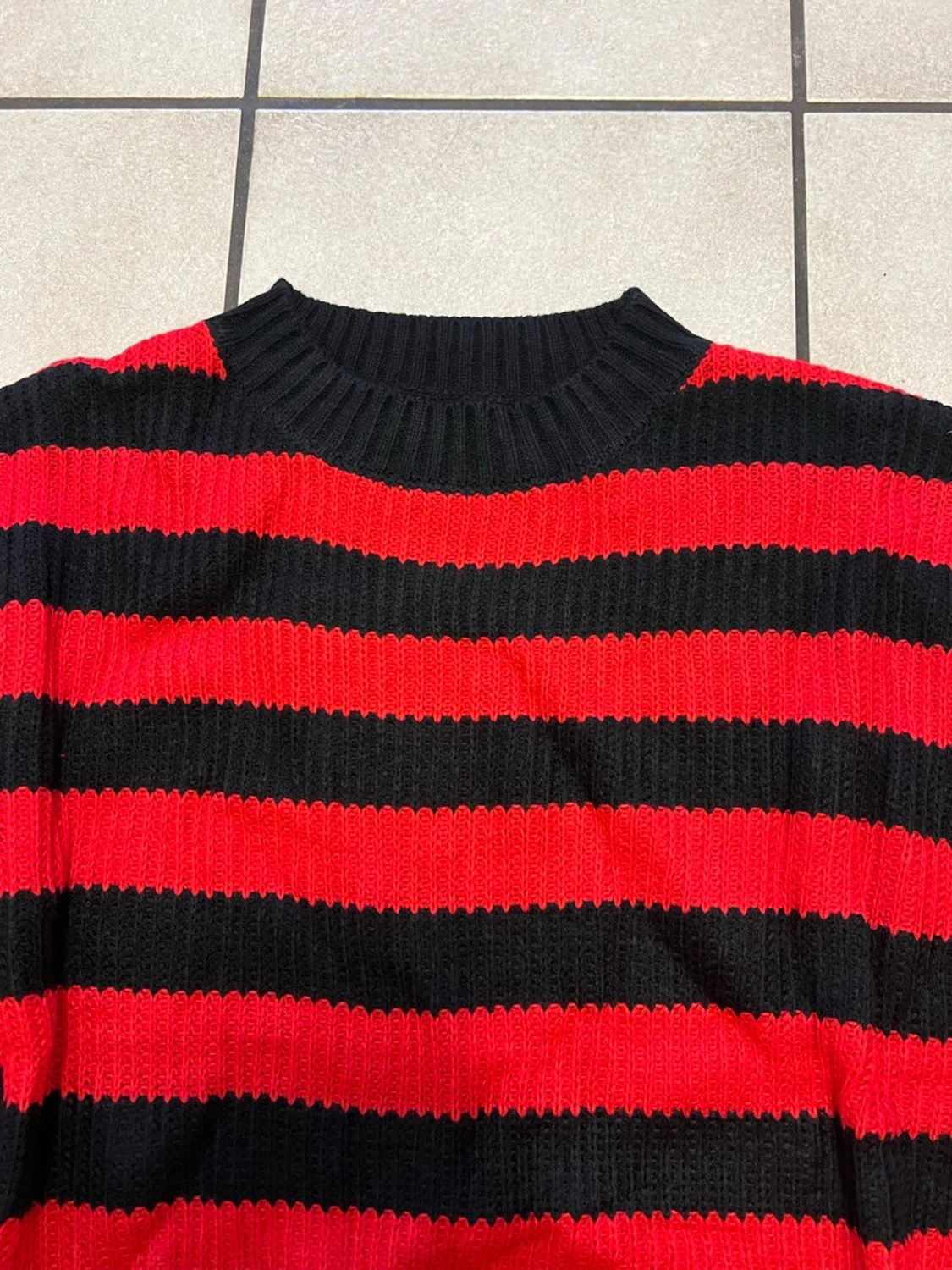 Randig röd och svart stickad tröja - 3
