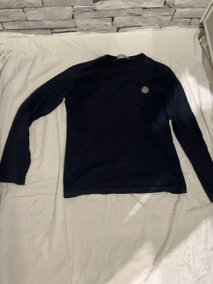 Stone Island - Hej! Säljer en mörkblå tröja från Stone Island. Inga hål eller defekter. Passar storlek XS-S. Har ni några frågor är det bara att säga till! MVH