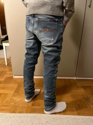 Blåa Nudie Jeans  - Säljer dessa as feta Nudie jeansen.                              Storlek 28/34.                                                                   Mycket bra skick                                                             Nypris=1600kr          Vårt pris=499