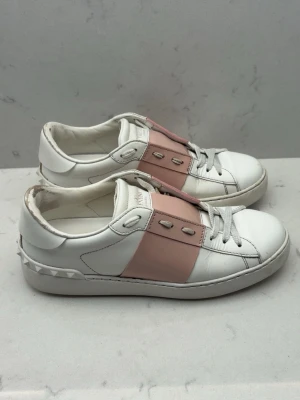 Valentino opens tjejskor - Hej! Säljer dessa superfina valentinos som är tjej skor. Storlek 37. Typ helt nya, skriv vid frågor 🌸