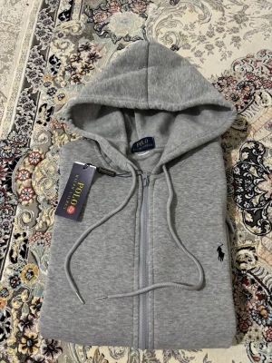 Säljer en polo Ralph lauren hoodie zip up  - Axelbred 44cm längd 66cm