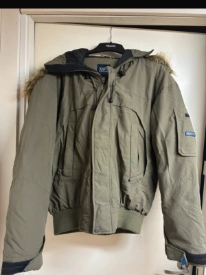 Khaki vinterjacka  - Säljer en 2000s bomberjacka från NAVY med stor päls. Jackan har coola detaljer och snygg passform. Står storlek S men skulle uppskattas som M💕