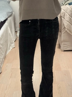 Svarta lågmidjade bootcut jeans  - Svarta lågmidjade bootcut jeans. Stretchiga!! Super snygga och bekväma 