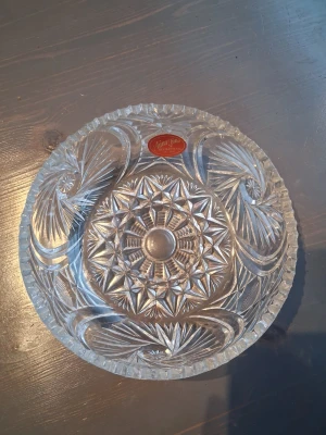 Kristallskål vintage  - Säljer denna kristallskål från Anna hutte med blykristall. Höjd ca 6cm diameter ca 15.5 cm. Perfekt att lägga småsaker i eller godis i mm.