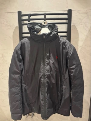 Svart pufferjacka från Polo Ralph Lauren - Säljer en svart dunjacka från Polo Ralph Lauren i storlek XL. Jackan är i mycket bra skick. Nypris ca 4500kr