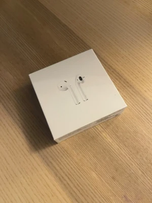 Apple AirPods gen 2 - Säljer mina AirPods Gen 2 eftersom jag fick två stycken i present och behöver därför inte båda. De är helt nya och oanvända. Priset kan diskuteras vid snabb och seriös affär 