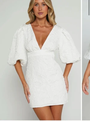 SÖKER DENNA VITA KLÄNNING FRÅN SHOWPO - Söker denna superfina klänning i stl 38 eller 40! Hör av er om ni har en💕