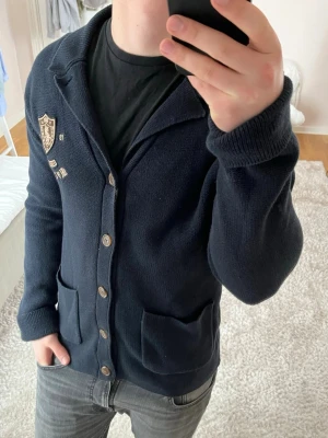 Stickad Morris cardigan  - Morris | Mycket bra skick | Size - M | Pris 449 | Hör av dig vid minsta fråga eller fundering📩