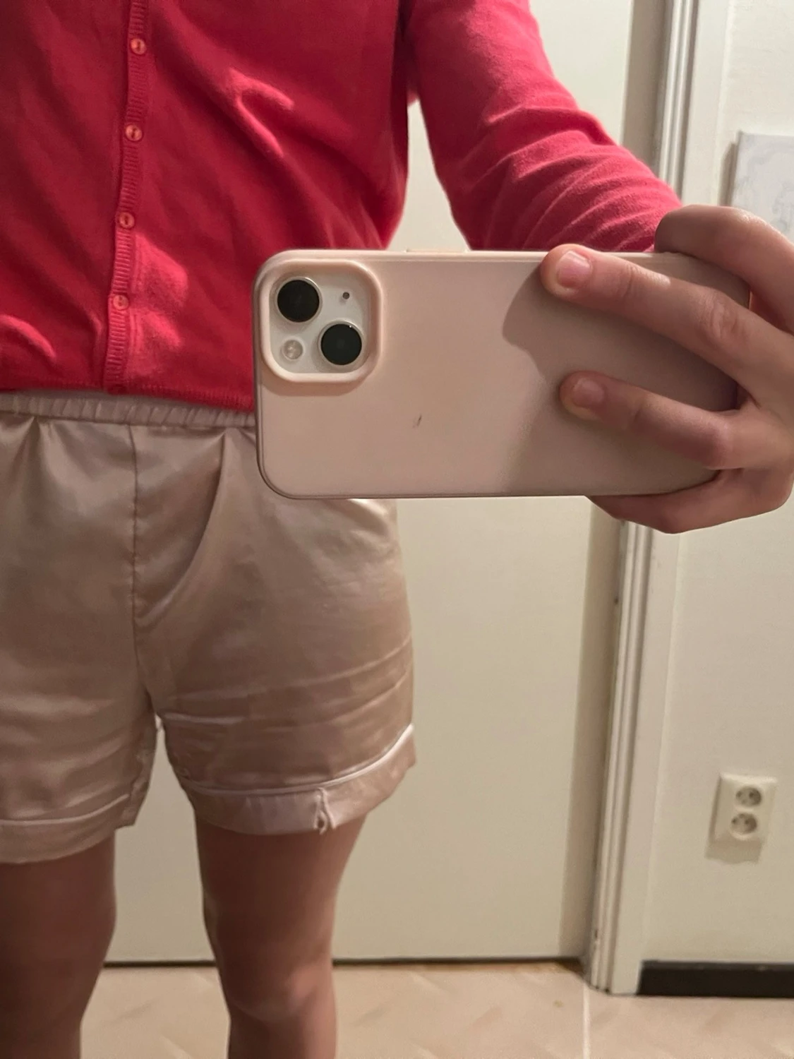 Ljusbeige sovshorts i satin - 3