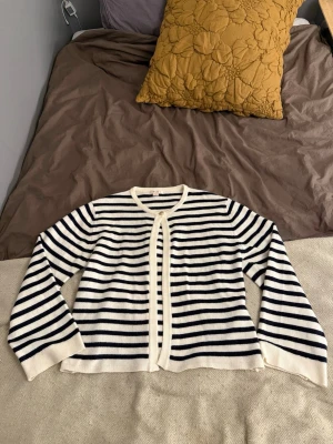 Randig kofta från Gina Tricot - Supersnygg och fin kofta från Gina! Väldigt mjuk i tyget 