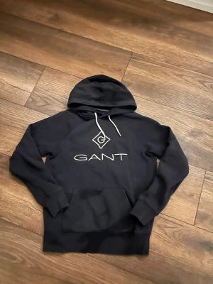 Mörkblå gant hoodie - Marinblå hoodie från Gant ,passar dig perfekt om du är storlek S eller är 175 till 170