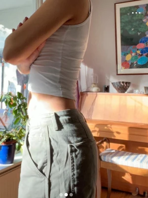 Gröna wide chinos från ASOS DESIGN - Säljer ett par ljusgröna byxor från ASOS DESIGN i storlek EU 42. Byxorna har en relaxed wide fit, hög midja och klassiska fickor fram. Perfekta för dig som gillar en chill och avslappnad look.