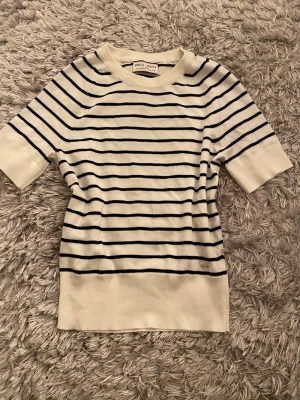 Randig topp från Holly & Whyte XS - Randig topp med ränder från Holly & Whyte by Lindex i storlek XS. Metallbrickan nedtill har lossnat lite men är enkel att sy på, annars mycket bra skick 🩷