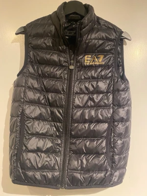 EA7 väst - Tja, säljer nu denna snygga västen från emporio armani, Använd ett fåtal gånger. Västen är i superfint skick utan deffekter, Pris kan diskuteras vid snabb affär!