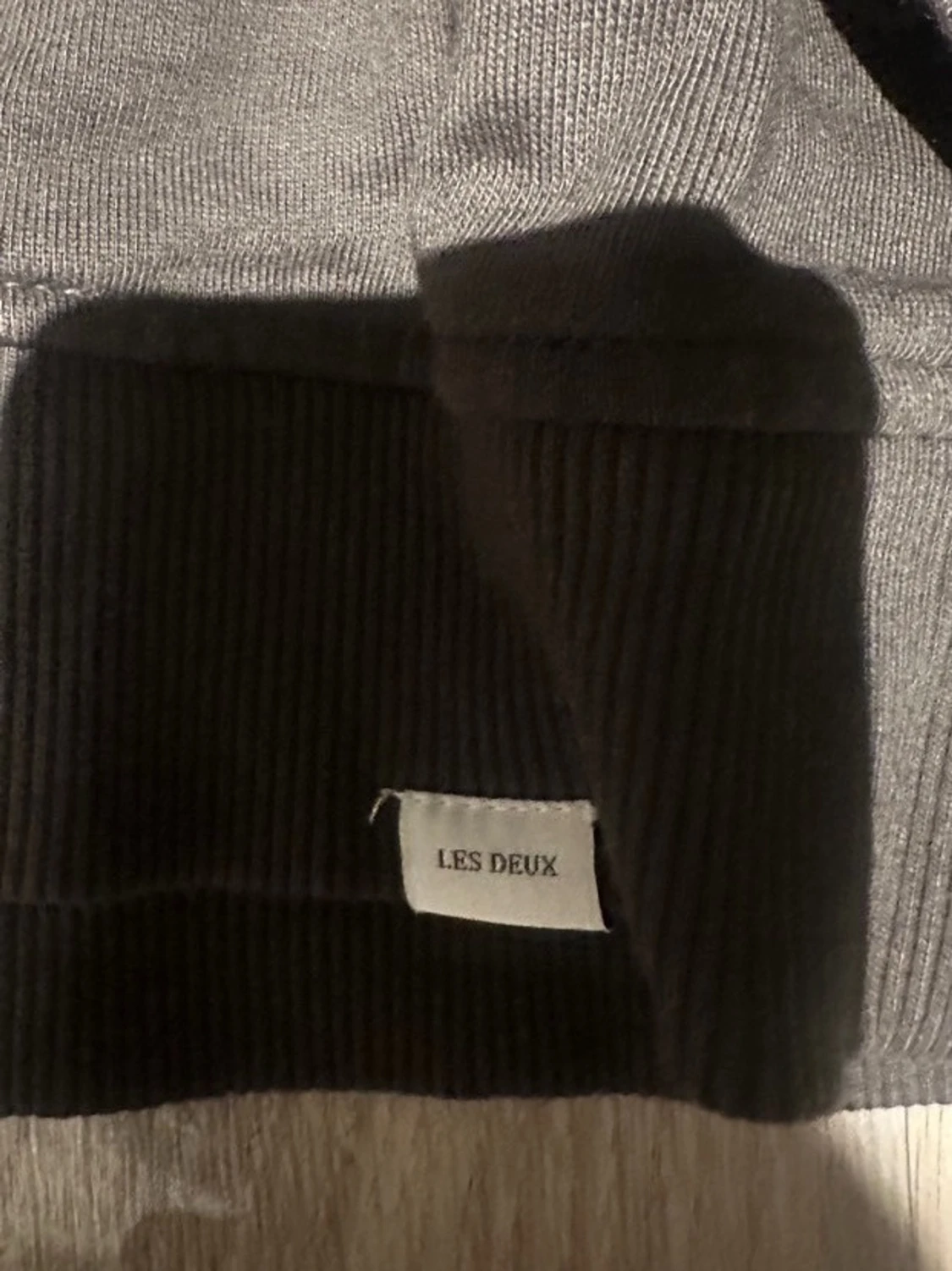 Mörkgrå sweatshirt från Les Deux - 1