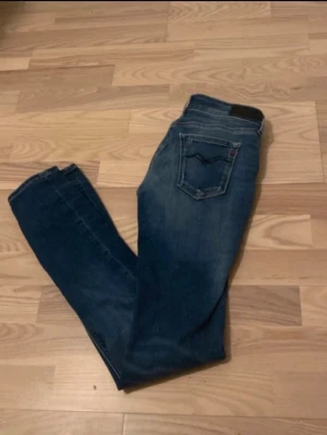 Blå Replay jeans med raka ben - Säljer ett par feta Replay jeans helt nya utan prislapp. Passformen är perfekt hör av dig om du är intresserad. Skriv gärna prisförslag 