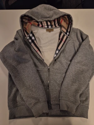 Burberry kofta - Som ny, inga problem med den.