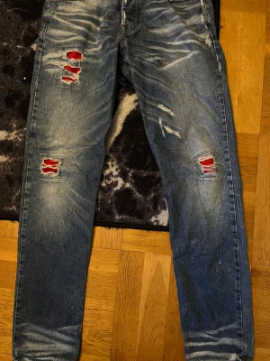Ett par jeans från Adriano Hamond - Säljer doma fetta jeansen finns i Borås rök fritt hem finns en hund 