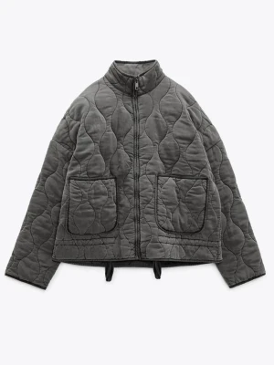 Grå quiltad Zara jacka - Jättefin quiltad jacka från zara, konditionen är som på bilderna💗