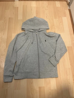 Grå Ralph lauren hoodie skriv innan köp  - Säljer en grå Ralph lauren hoodie. Riktigt stilig och användes bara ett fåtal gånger men säljer den för att den blev lite stor 