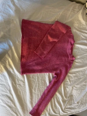 Rosa stickad tröja från Vero Moda - Mysig rosa stickad tröja från Vero Moda i storlek S. Lite nopprig 