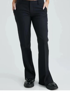 Svarta bootcut kostymbyxor - Snygga svarta kostymbyxor med bootcut passform och låg lidja. Dom är i mycket fint skick!! 